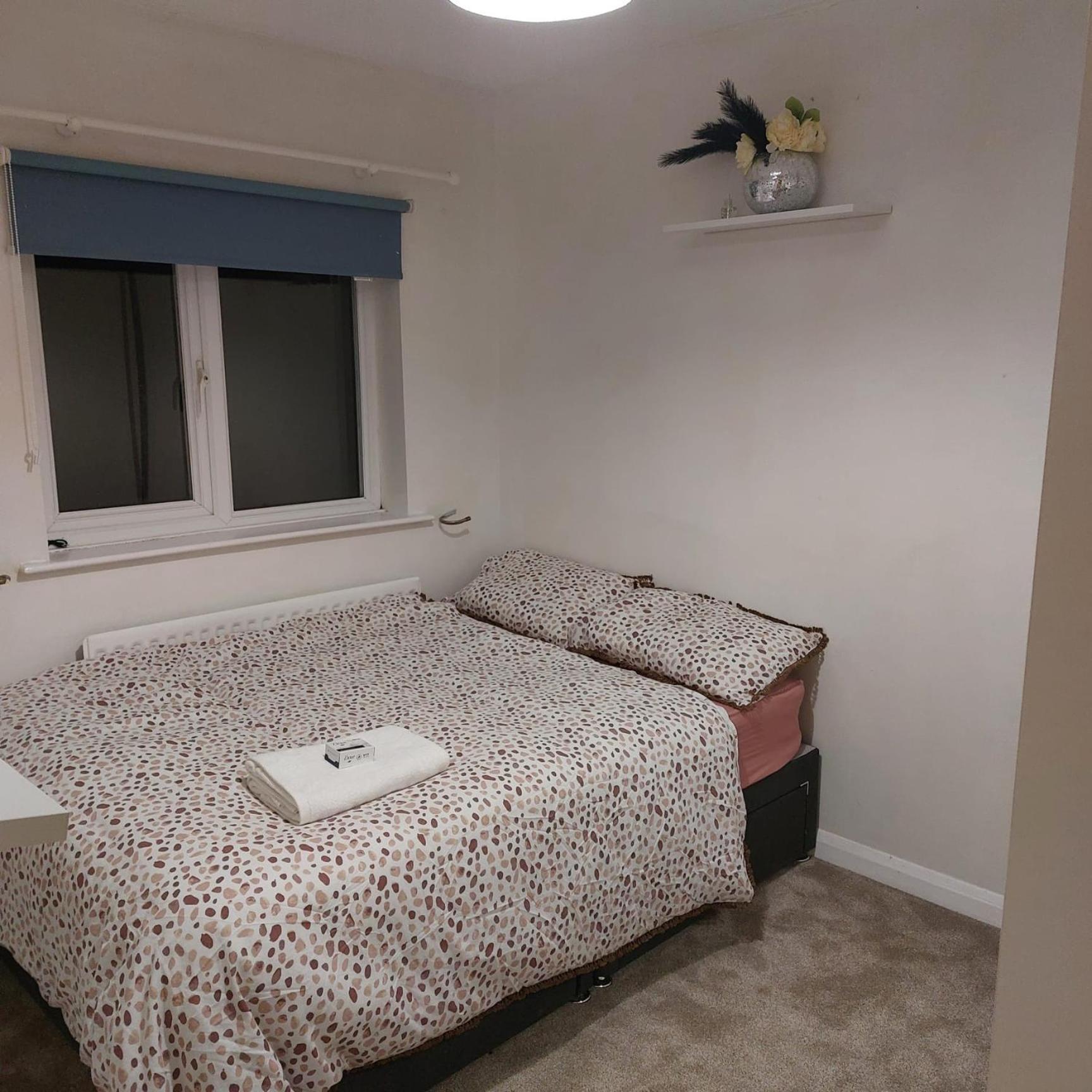 Double Room In A Cul De Sac Area เวลลิงเบรอ ภายนอก รูปภาพ